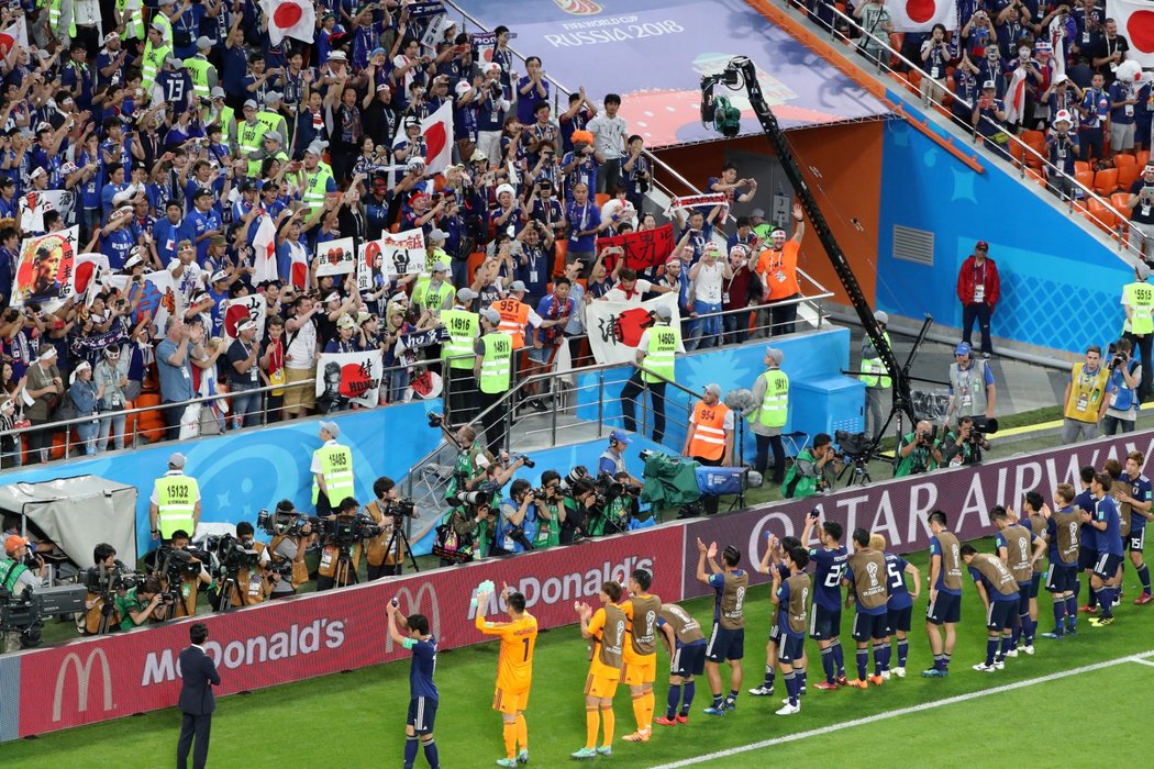 Japonští fotbalisté děkují svým příznivcům za podporu v utkání proti Senegalu