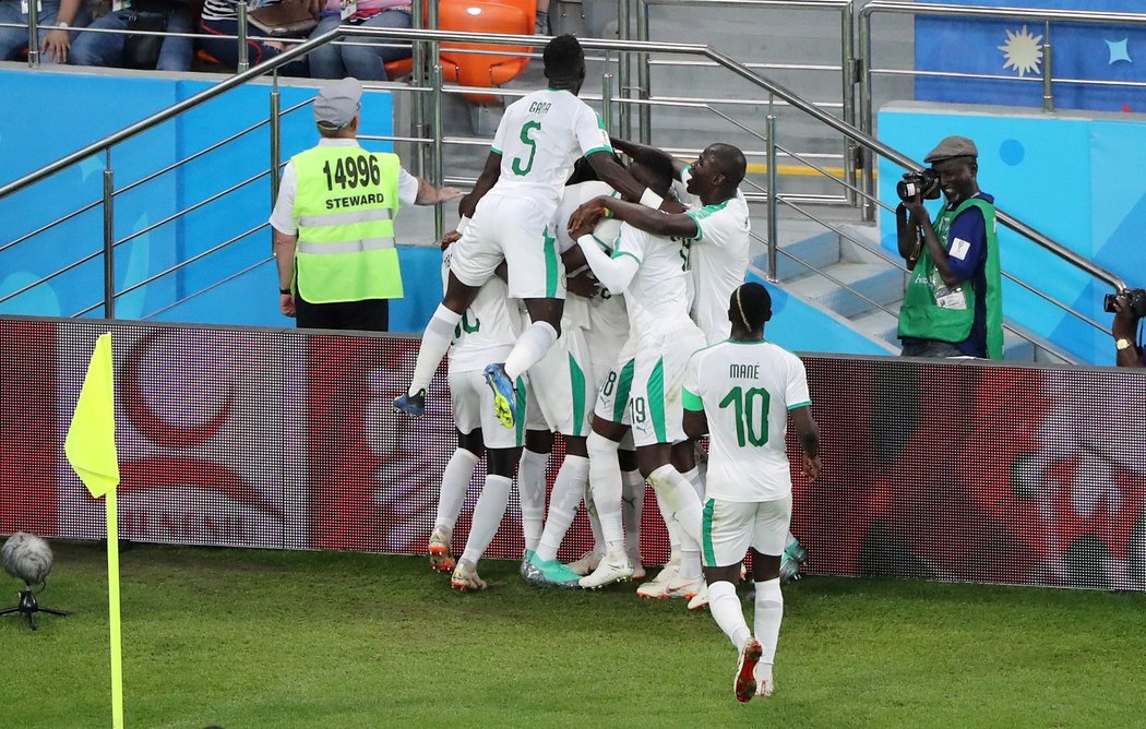 Senegalští fotbalisté se radují z vedoucí branky na 2:1 proti Japonsku, kterou vstřelil Moussa Wague