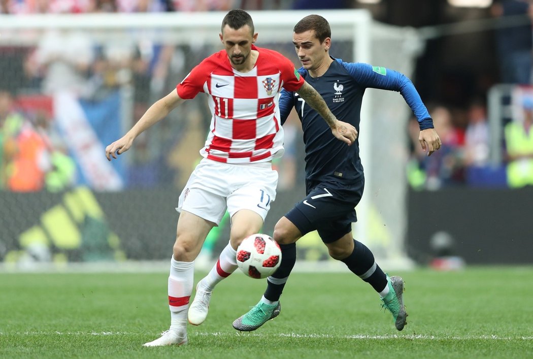 Francouzský útočník Antoine Griezmann marně stíhal chorvatského záložníka Marcela Brozoviče