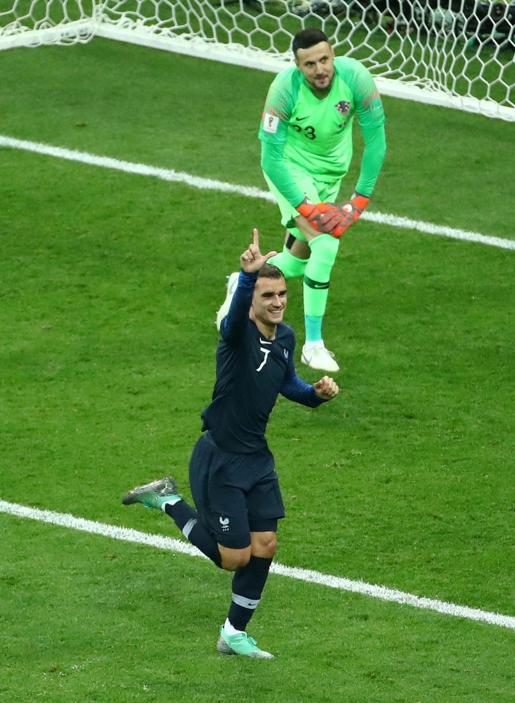 Francouzský útočník Antoine Griezmann se raduje z gólu na 2:1 ve finále MS proti Chorvatsku