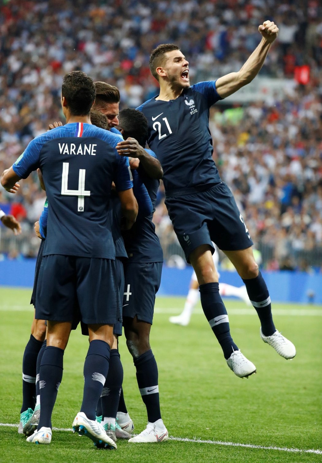 Francouzští fotbalisté se radují z branky Antoinea Griezmanna, kterou vsítil z penalty konzultované přes videorozhodčího