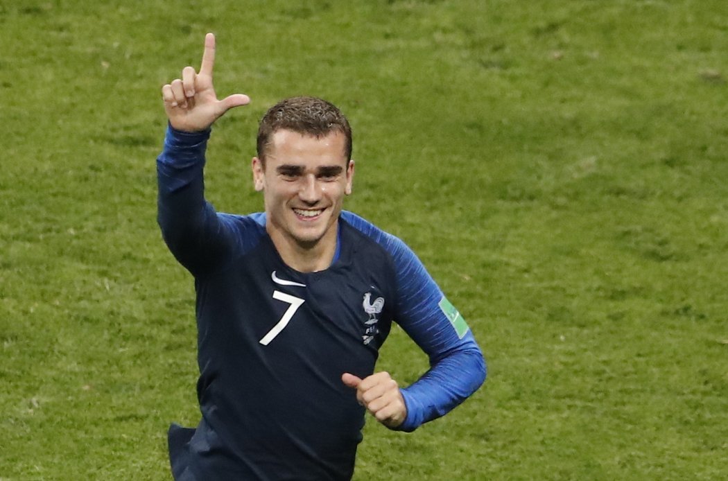 Francouzský útočník Antoine Griezmann se raduje z branky na 2:1, kterou vstřelil z pokutového kopu