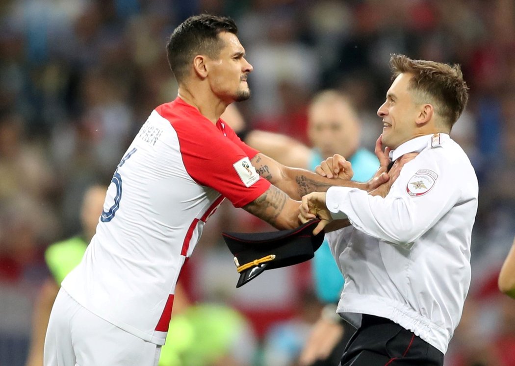 Chorvatský obránce Dejan Lovren se s výtržníky na hřišti rozhodně nijak nepáral