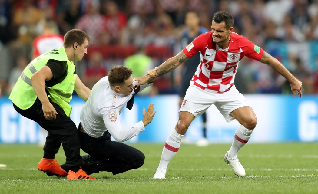 S odklízením neposlušných &#34;fanoušků&#34; pomáhal i chorvatský obránce Dejan Lovren