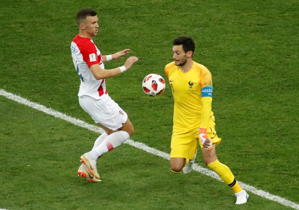 Francouzský brankář Hugo Lloris si před Ivanem Perišičem z Chorvatska poradil i mimo pokutové území