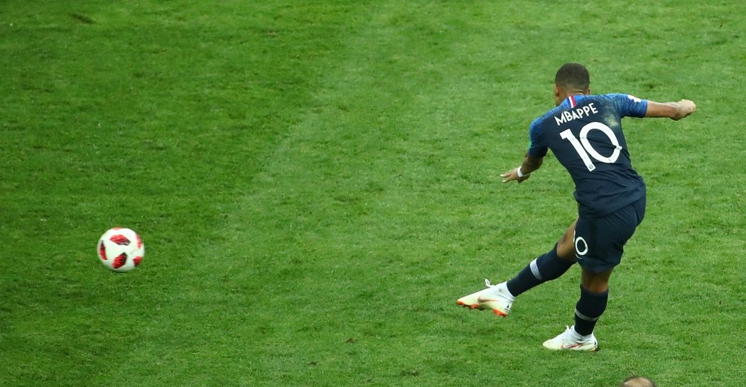 Kylian Mbappé dostal před šestnáctkou hodně prostoru a vstřelil gól na 4:1