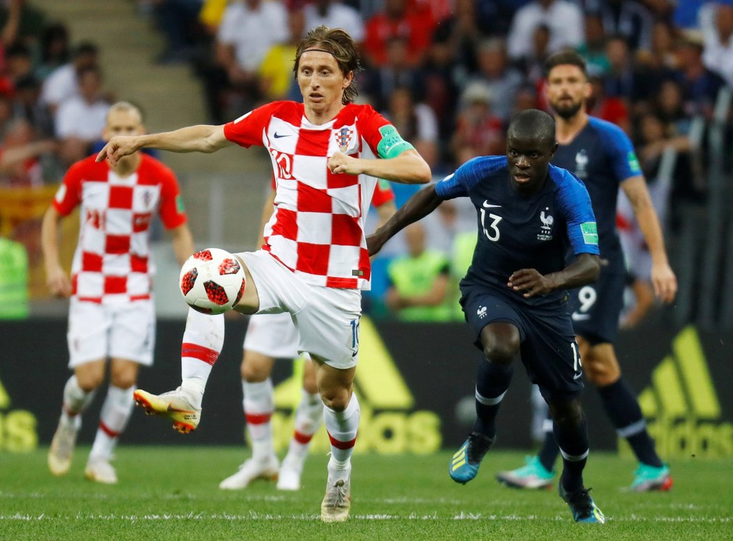 Chorvatský kapitán Luka Modrič krotí míč ve vzduchu, marně ho stíhá N&#39;Golo Kanté z Francie