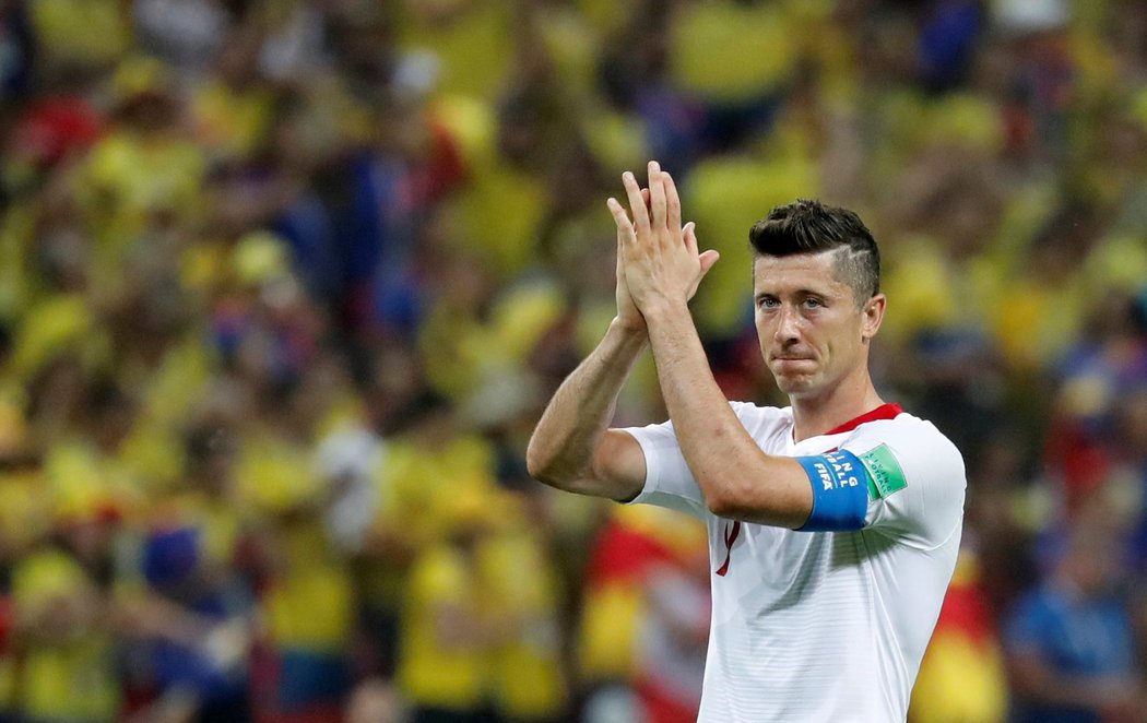 Polský kapitán Robert Lewandowski děkuje fanouškům za podporu, jeho tým na MS končí