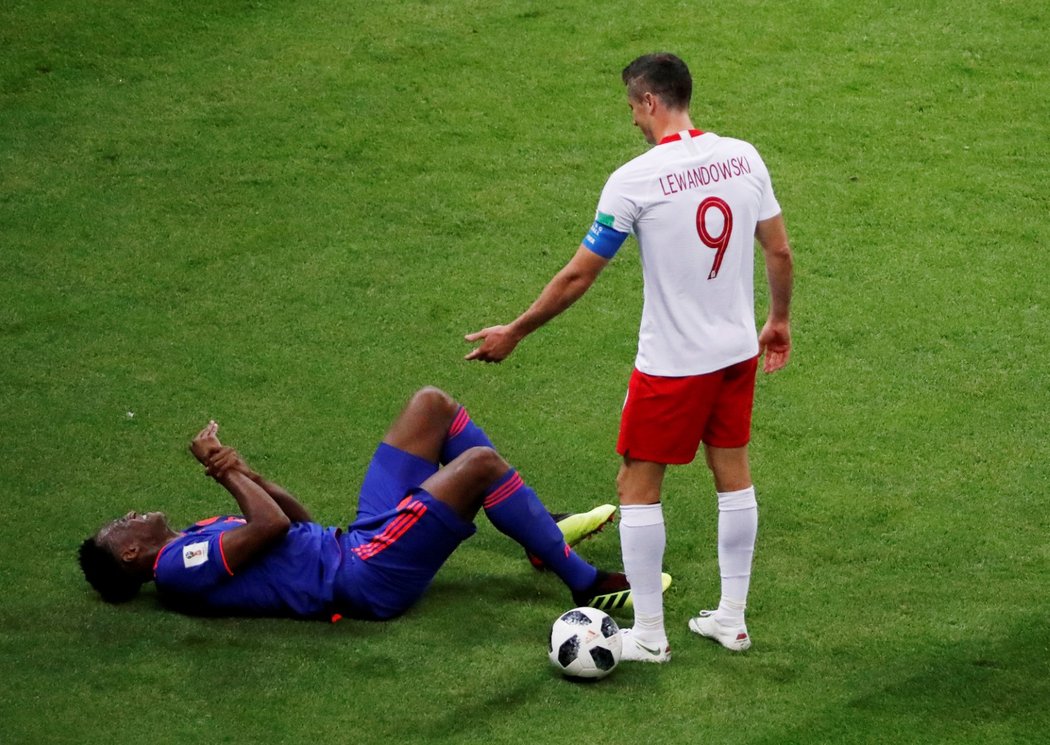 Kolumbijský obránce Yerry Mina se v úvodu utkání svíjel na trávníku bolestí poté, co mu Robert Lewandowski nechtěně šlápl na ruku