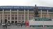 Na přípravy světového šampionátu dohlíží před moskevským stadionem Lužniki i obří socha Vladimira Iljiče Lenina