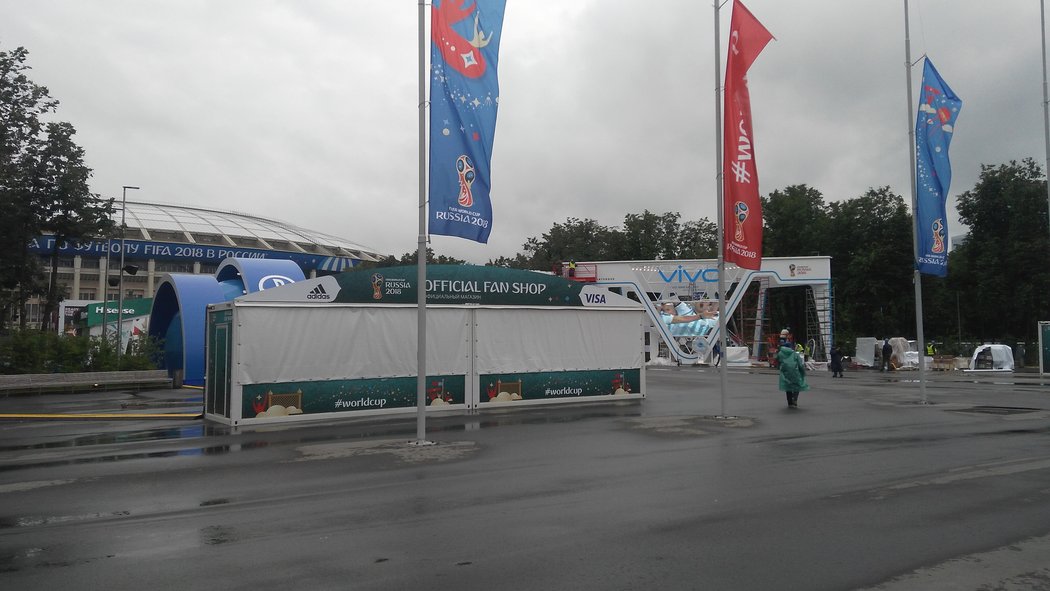 Před moskevským stadionem Lužniki vyrostla i tradiční zóna pro fanoušky