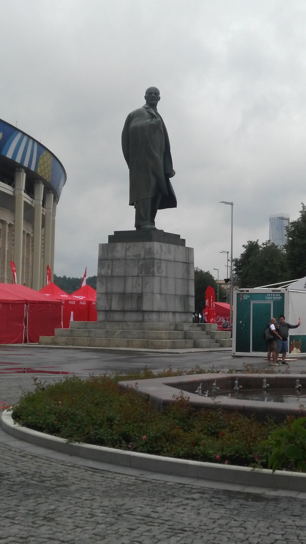 Obří Leninova socha před stadionem Lužniki dohlíží na finišující přípravy světového šampionátu