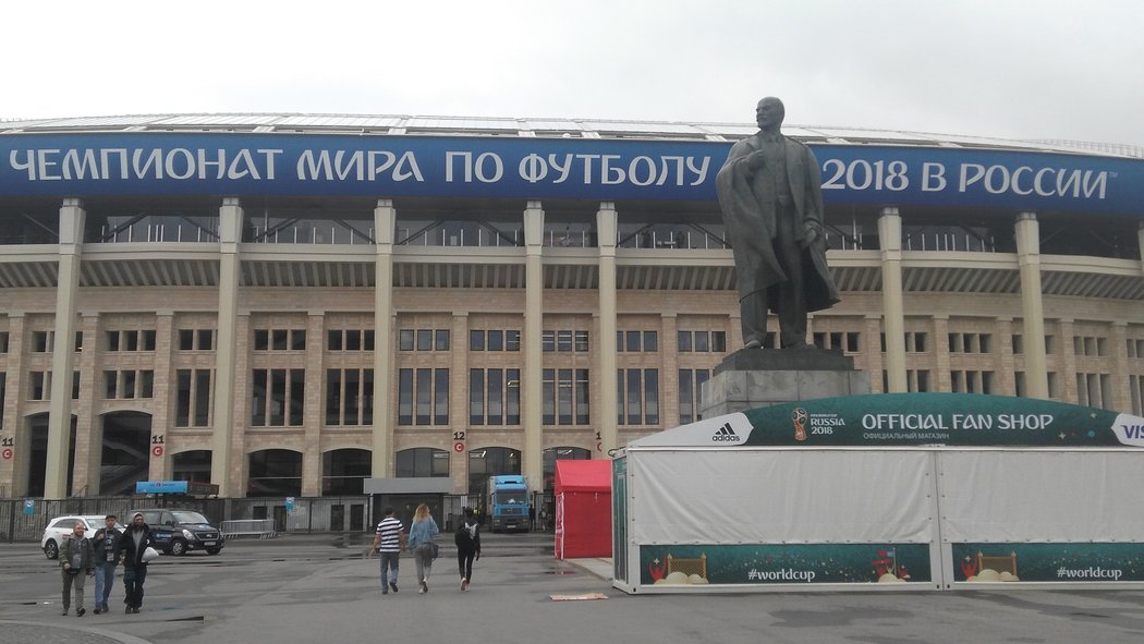 Na přípravy světového šampionátu dohlíží před moskevským stadionem Lužniki i obří socha Vladimira Iljiče Lenina