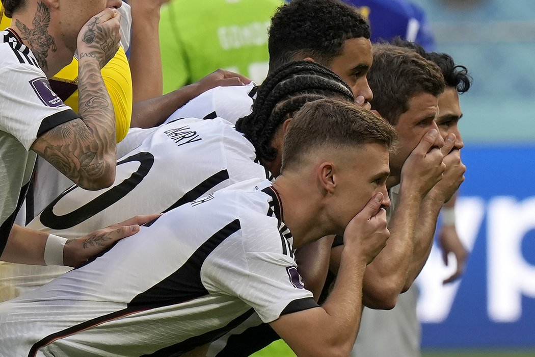 Němečtí fotbalisté a jejich gesto vzdoru před startem duelu proti Japonsku na MS ve fotbale