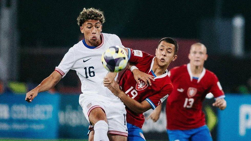 Český záložník Hugo Sochůrek v souboji s americkým soupeřem