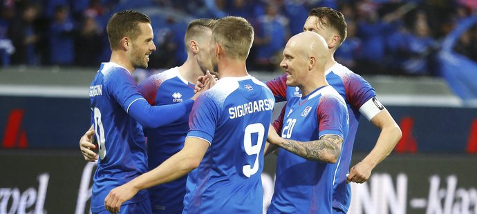 Fotbalisté Islandu se radují z gólu v přípravě proti Norsku
