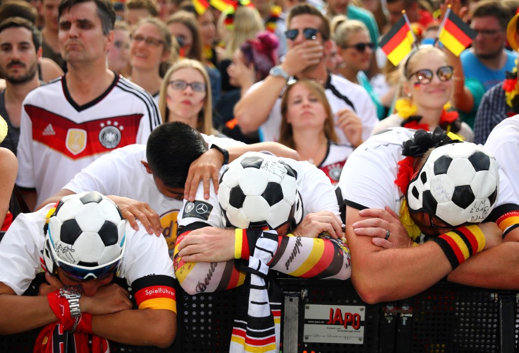 Němečtí fanoušci zabořili po korejském gólu hlavy do rukou