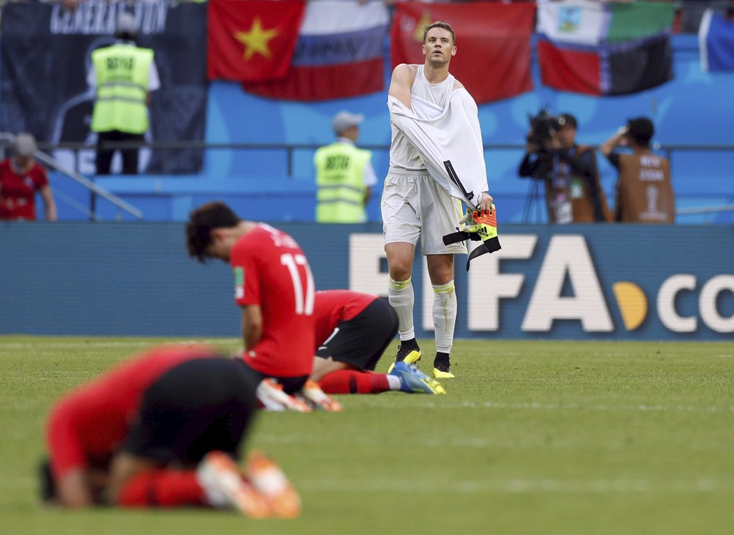 Těžké zklamání si prožil německý brankář Manuel Neuer, ale nakonec i vítězní hráči Jižní Koreje