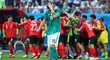 Zklamaný Niklas Sule se drží za hlavu poté, co Němci inkasovali s Jižní Koreu první gól