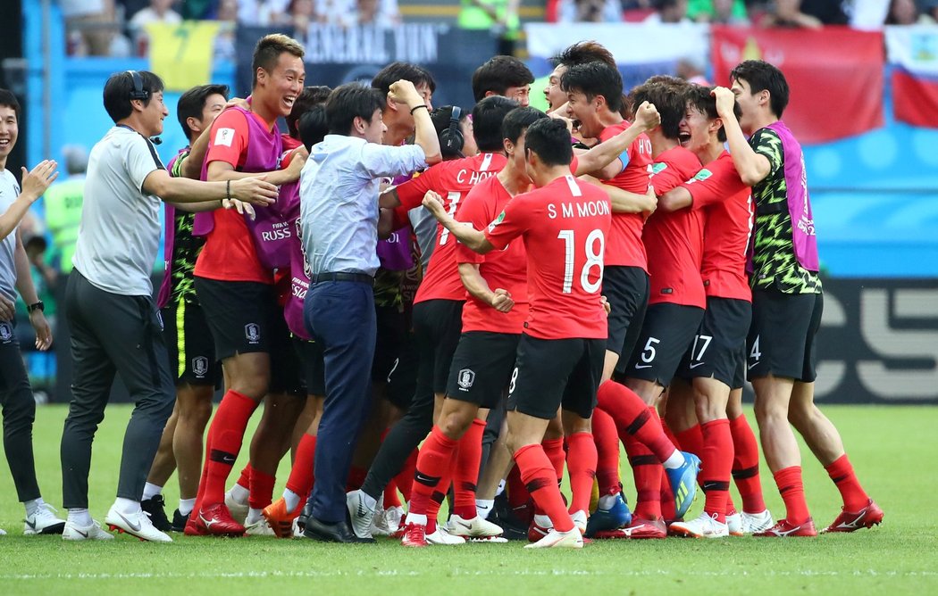 Fotbalisté Jižní Koreje se radují z gólu proti Německu