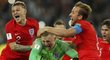 Spoluhráči z anglické reprezentace se vrhají na Jordana Pickforda po vítězném osmifinále proti Kolumbii