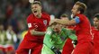 Spoluhráči z anglické reprezentace se vrhají na Jordana Pickforda po vítězném osmifinále proti Kolumbii