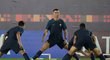 Cristiano Ronaldo se protahuje na tréninku Portugalců na mistrovství světa