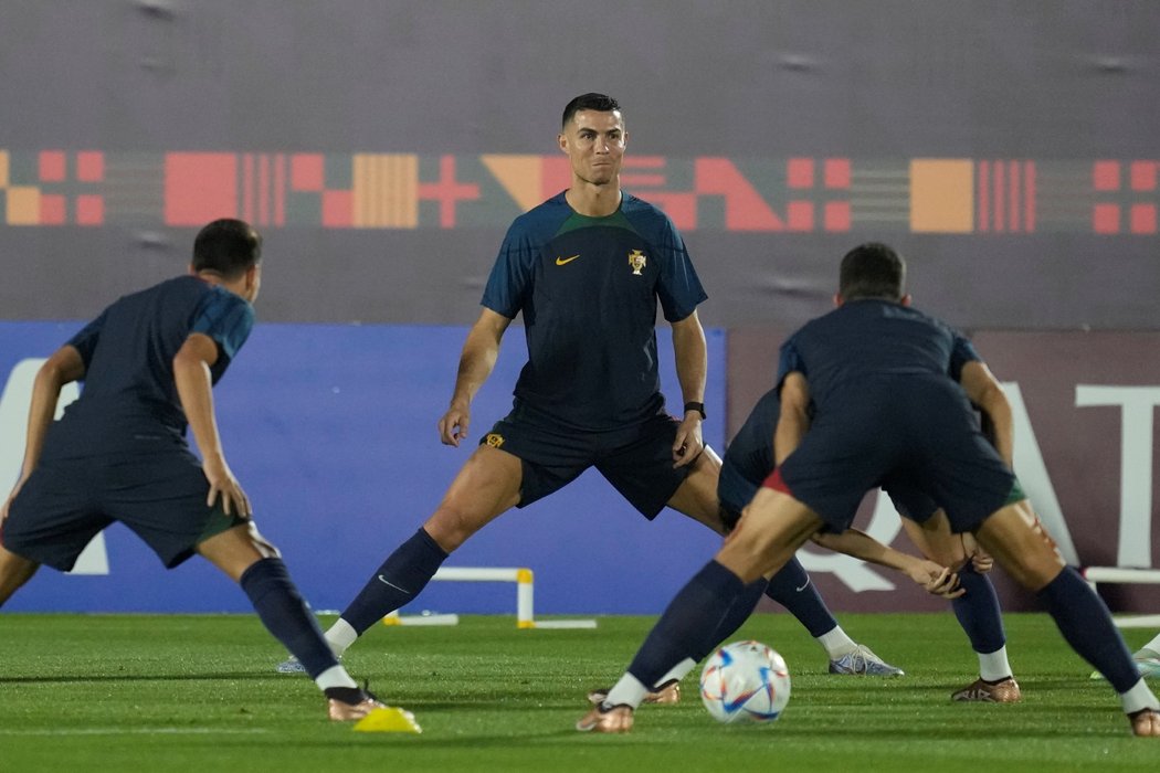 Cristiano Ronaldo se protahuje na tréninku Portugalců na mistrovství světa