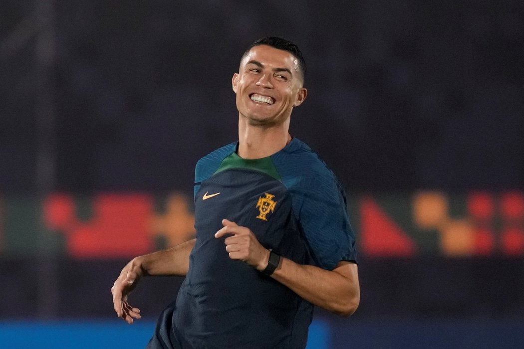Rozesmátý Cristiano Ronaldo při tréninku před vstupem do MS v Kataru
