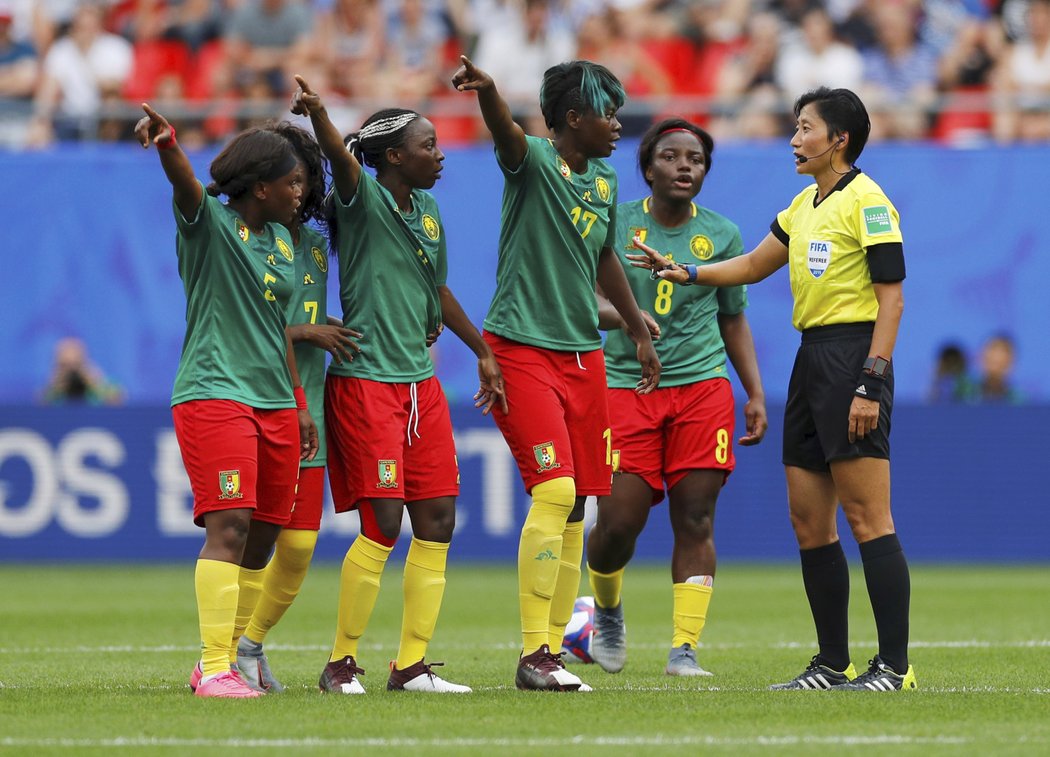 Fotbalistky Kamerunu se čílí na rozhodčí v osmifinále MS proti Anglii