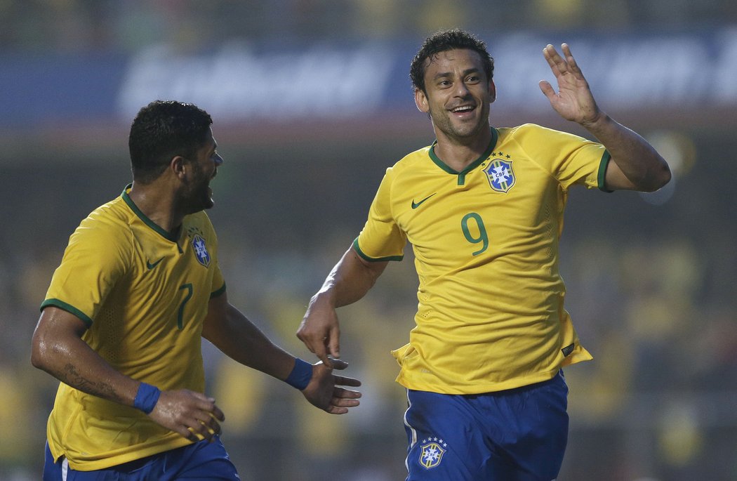 Brazilský útočník Fred slaví jedinou branku v přípravném zápase se Srbskem