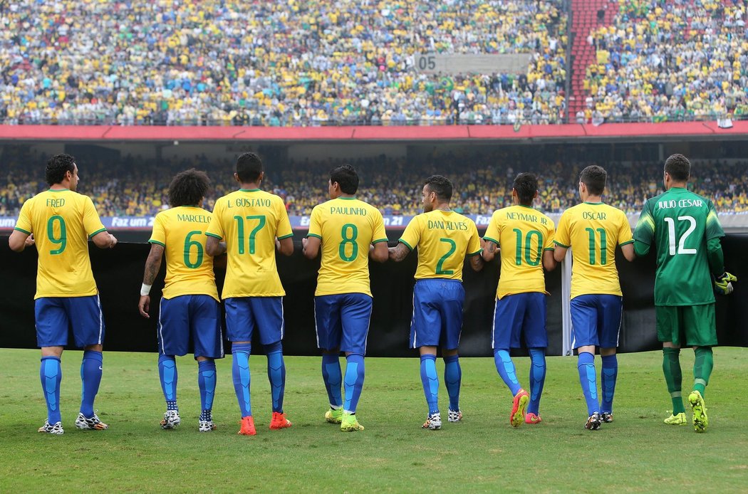 Brazilští fotbalisté děkují fanouškům po posledním přípravném zápase před startem mistrovství světa