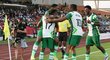 Nigerijští fotbalisté se radují z úvodní trefy utkání, kterou vstřelil Samuel Chukwueze