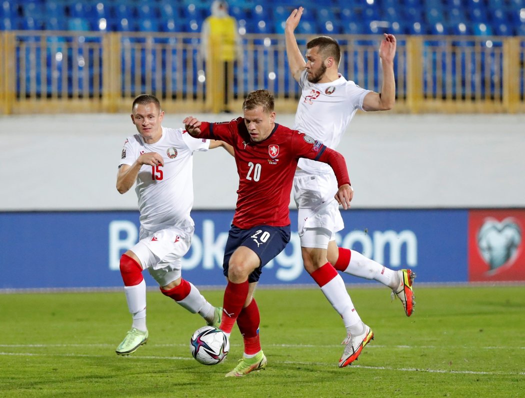 Matěj Vydra se dere do šance v utkání proti Bělorusku