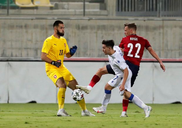 Loizos Loizou po zaváhání Filipa Nováká posílá míč do branky vyběhnuvšího Tomáše Koubka Loizos Loizou po zaváhání Filipa Nováká posílá míč do branky vyběhnuvšího Tomáše Koubka