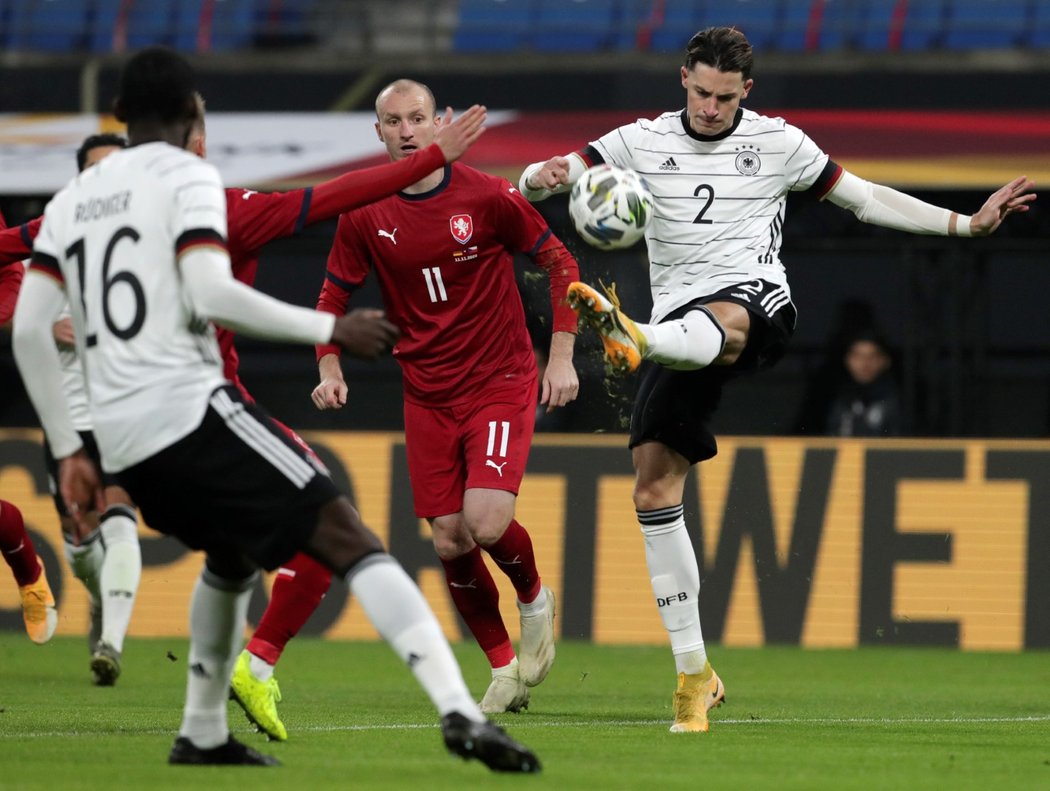 Robin Koch odkopává míč v duelu Německa s českou reprezentací