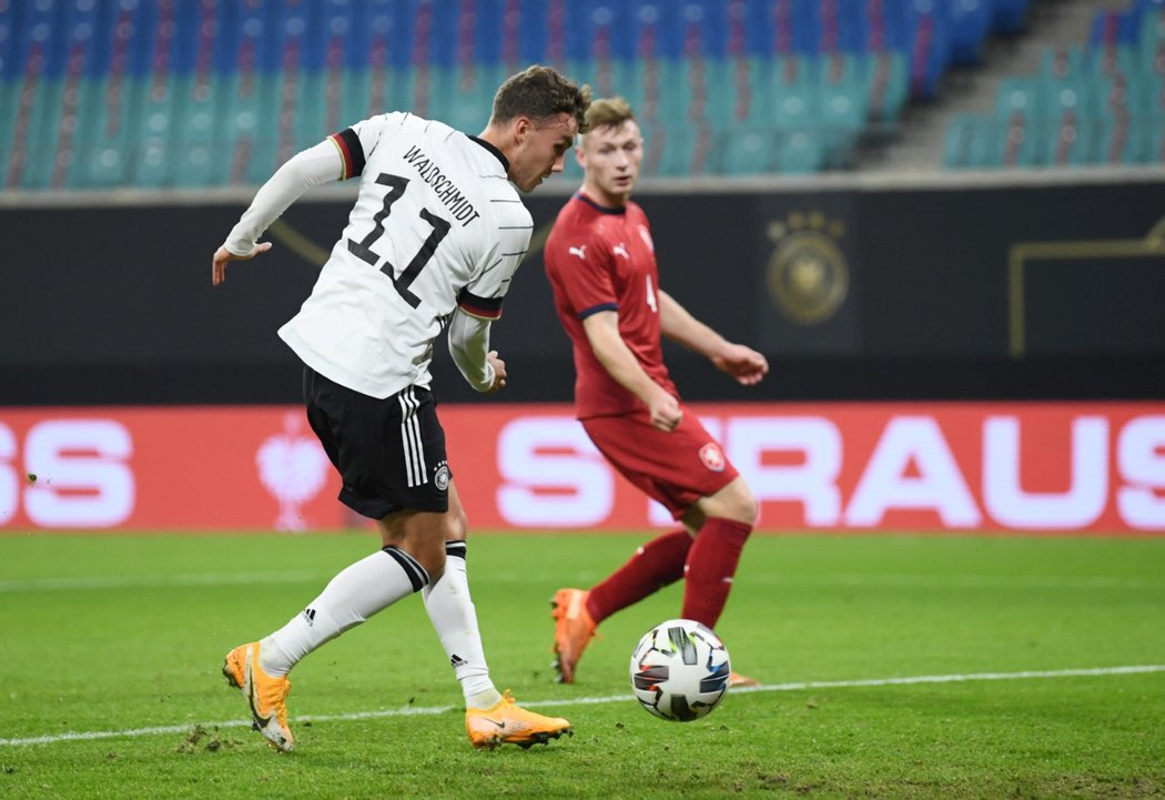 Luca Waldschmidt dává vedoucí gól Německa v přípravném utkání proti České republice