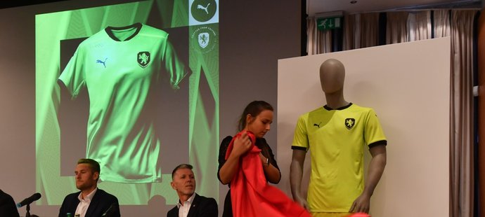Česká fotbalová reprezentace odhalila novou venkovní sadu dresů. Dominuje jí zelená barva