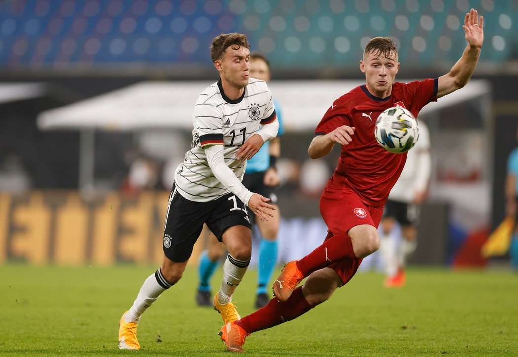 Jakub Brabec brání Lucu Waldschmidta v přípravném utkání české reprezentace v Německu