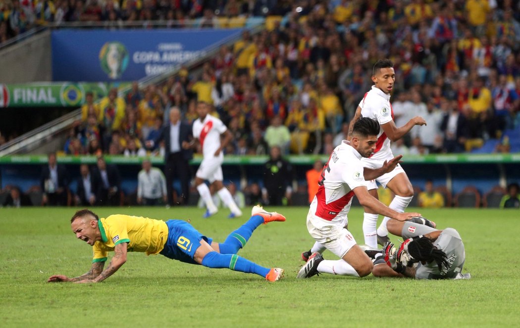 Carlos Zambrano v závěru utkání nešetrně srazil v pokutovém území Evertona a rozhodčí nařídil pokutový kop, z kterého Richarlison potvrdil výhru Brazílie 3:1