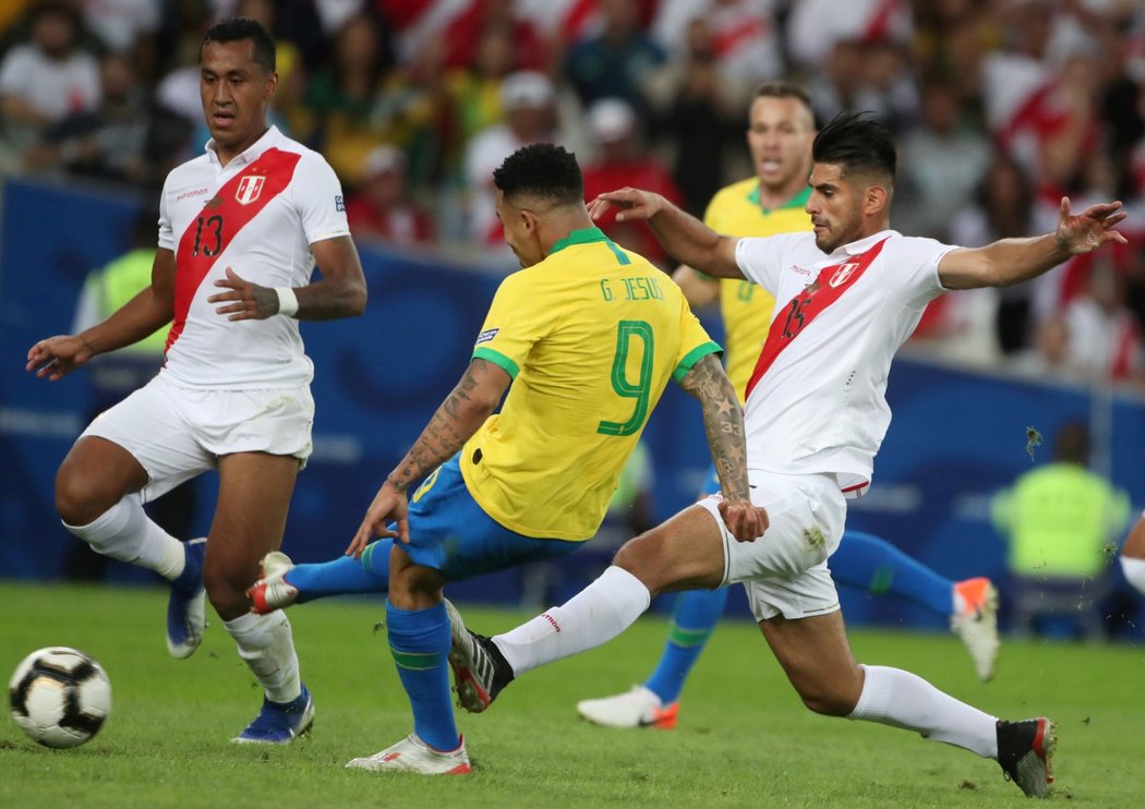 Gabriel Jesus dostal v nastavení prvního poločasu hodně prostoru na hranici pokutového území a poslal Brazilce podruhé ve finále do vedení