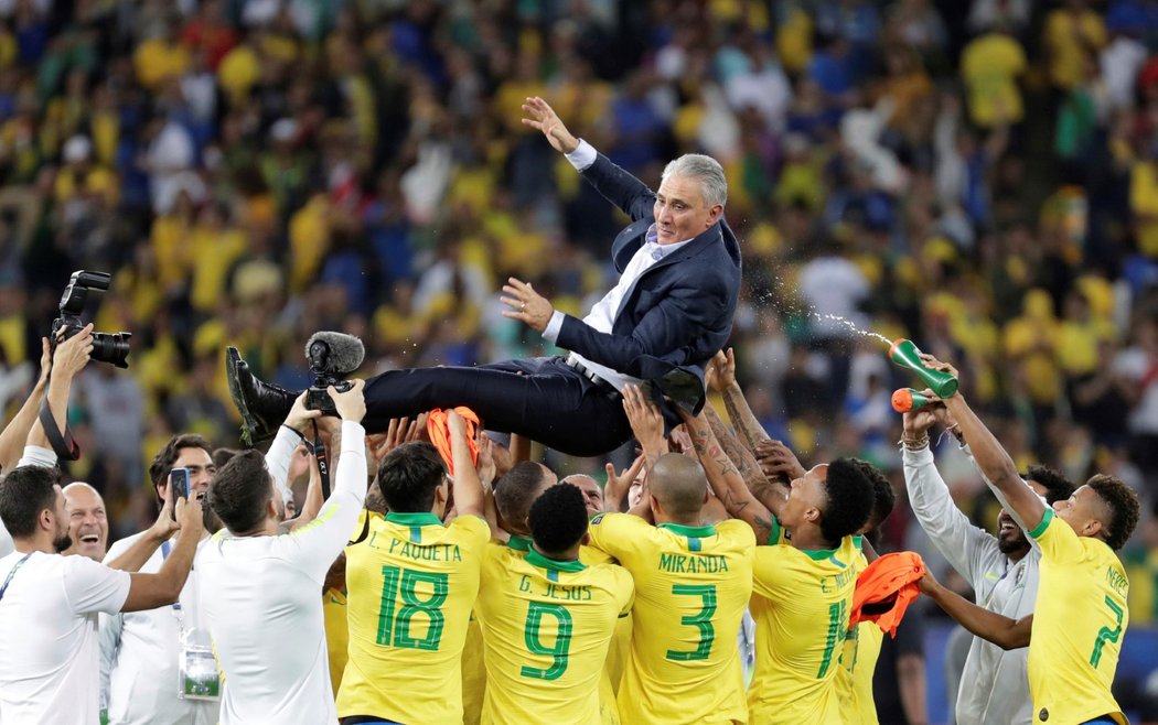 Brazilský trenér Tite se po triumfu na Copě América nechal od svých svěřenců pohoupat na rukou