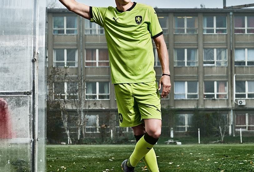 Česká fotbalová reprezentace představila novou venkovní sadu dresů. Dominuje jí zelená barva