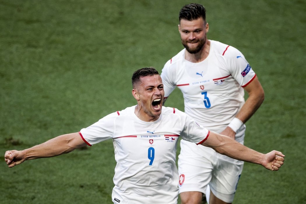 Tomáš Holeš se raduje z vítězného gólu osmifinále EURO proti Nizozemsku