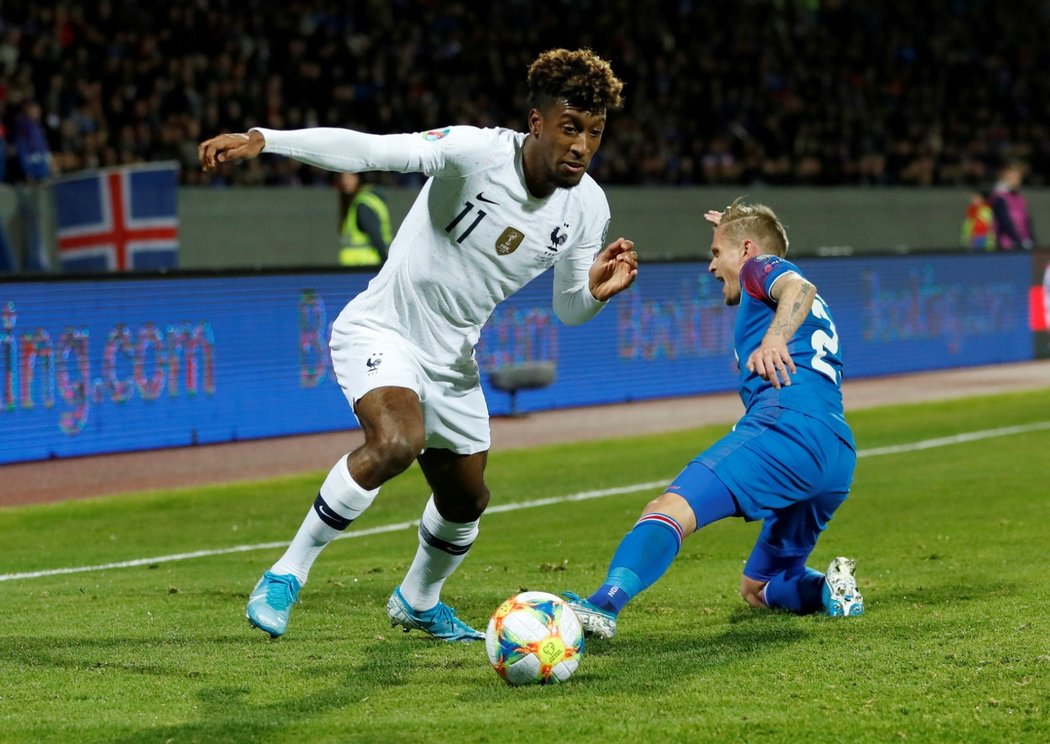 Francouzi měli proti Islandu po celý zápas jasně navrch, Kingsley Coman si takhle posadil Ariho Skúlasona