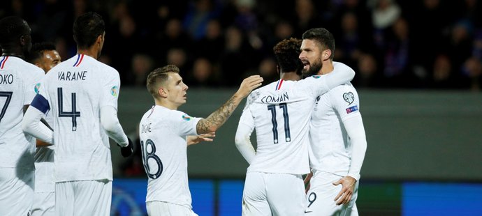 Gólem z pokutového kopu zařídil Olivier Giroud (vpravo) důležité vítězství Francie na hřišti Islandu 1:0