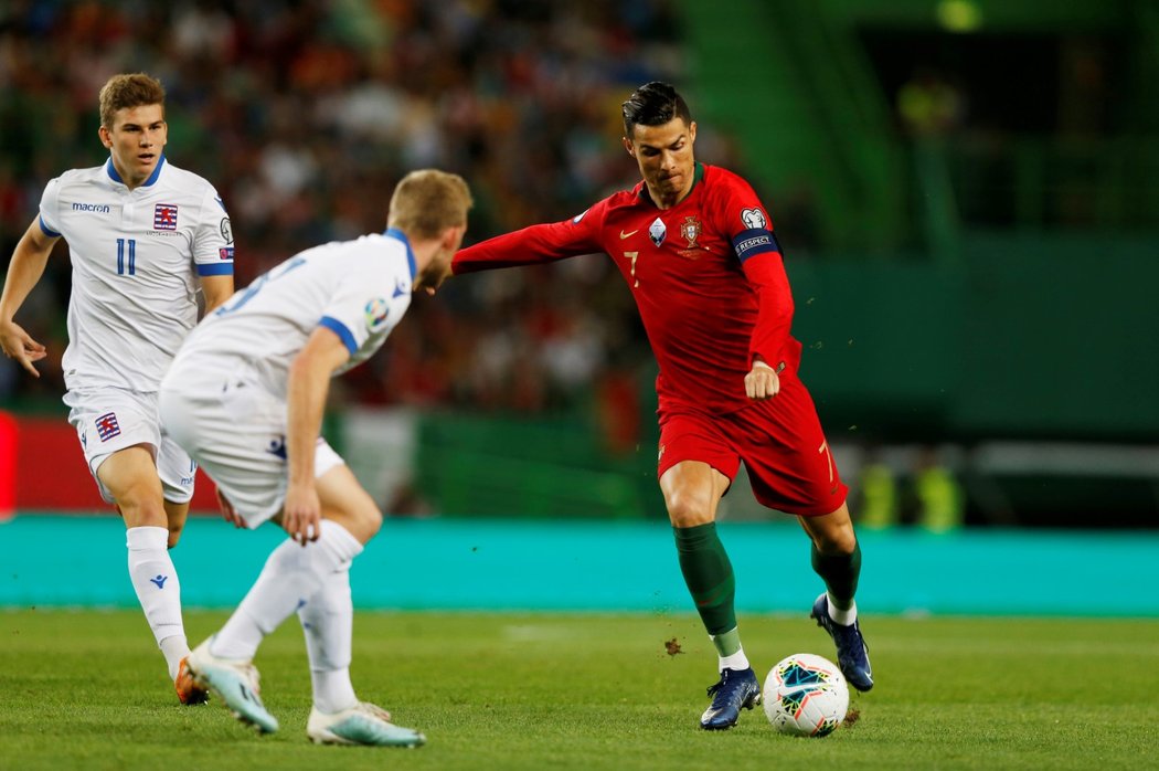 Portugalci se jasnou výhrou nad Lucemburskem 3:0 přiblížili postupu na EURO, trefil se i Cristiano Ronaldo