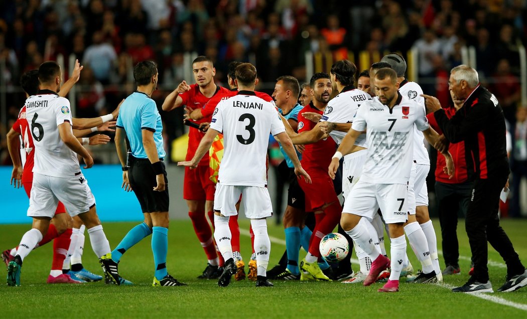 Kvalifikační utkání mezi Tureckem a Albánií (1:0) provázela řada emocí, k vidění byla i potyčka téměř všech hráčů