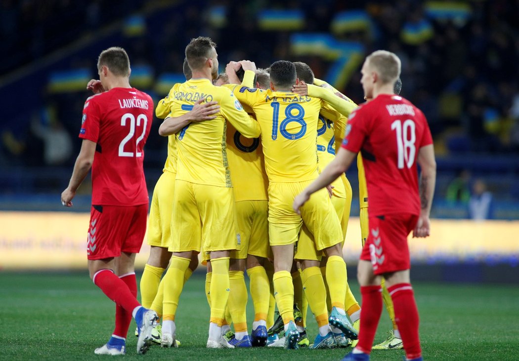 Ukrajinci se výrazně přiblížili postupu na EURO, domácí výhru nad Litvou 2:0 zařídil dvěma góly záložník Ruslan Malinovskij