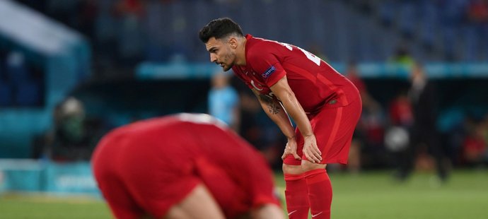 Zklamaní turečtí fotbalisté po úvodní porážce od Itálie